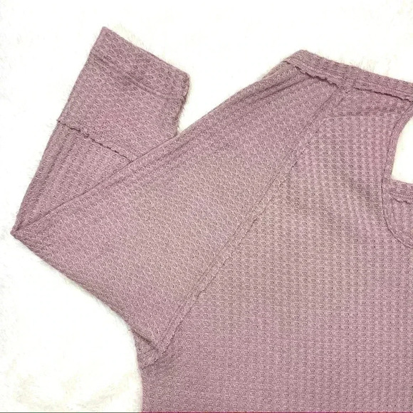 In Loom Mauve Waffle Knit Thermal Curved Hem Keyhole Blouse Top Size S - Picture 11 of 13